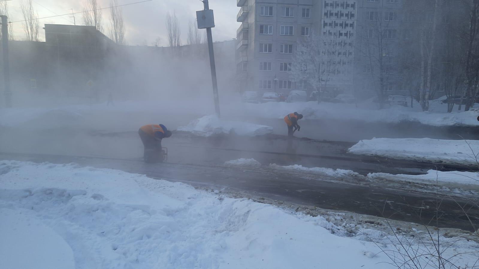 Фото Крупная коммунальная авария на левом берегу Новосибирска: потоп, пробки и холод — фото 14